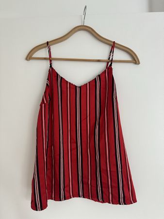 Haut rouge à rayures