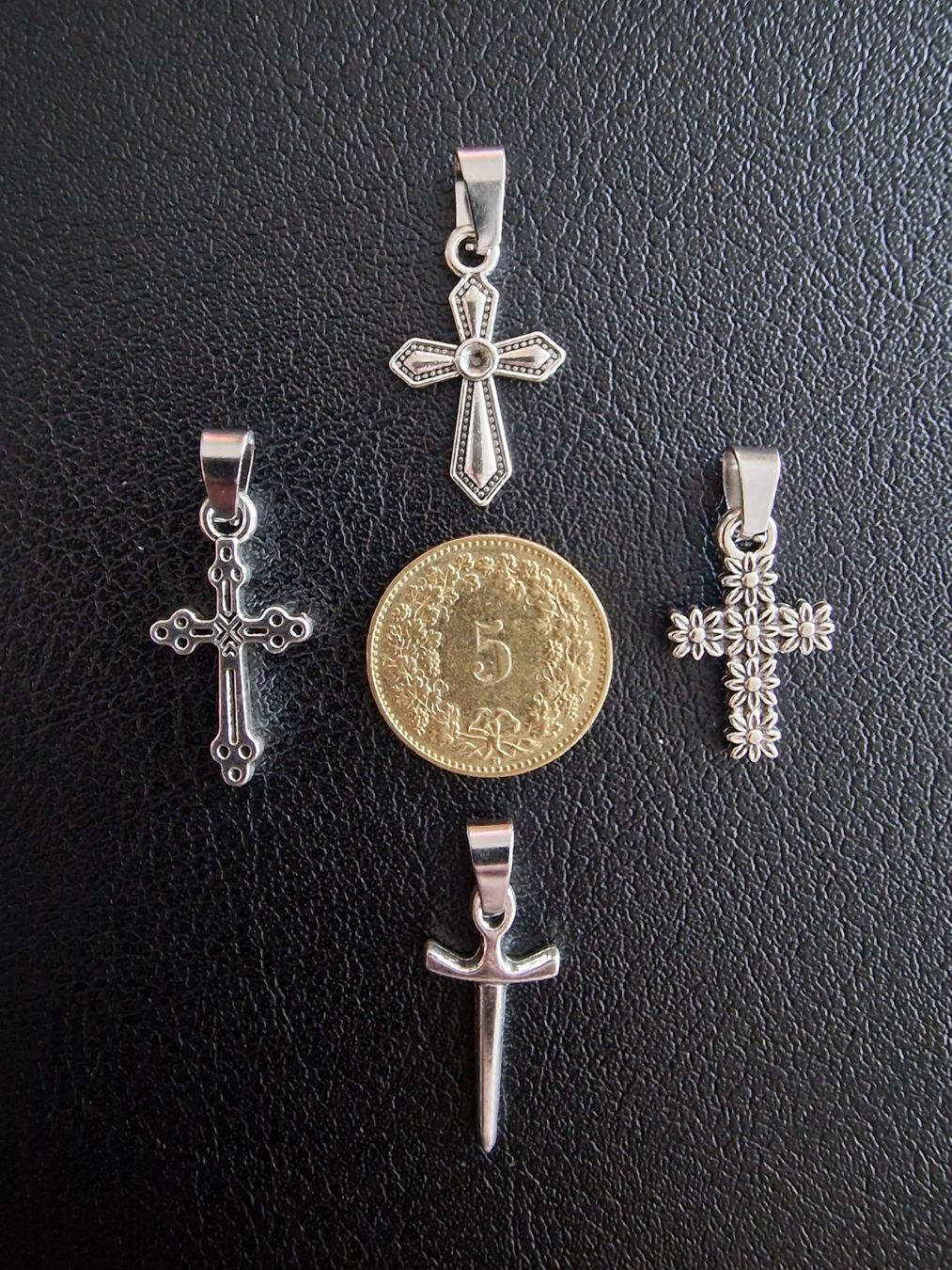 Ciondoli: 4 croix argentées, + trèfle à 4 feuilles – Nuovo e nell'imballaggio originale da Puidoux venduto da mic_c2fh