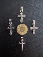 4 croix argentées, + trèfle à 4 feuilles