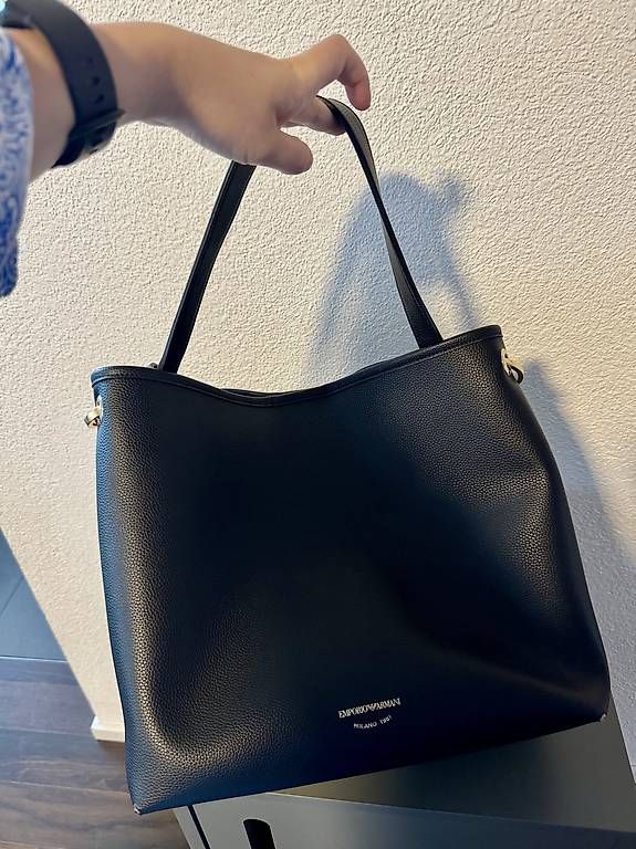 Sacs femmes: Armani Tasche schwarz  – D'occasion à Bülach par NoIdea01 2