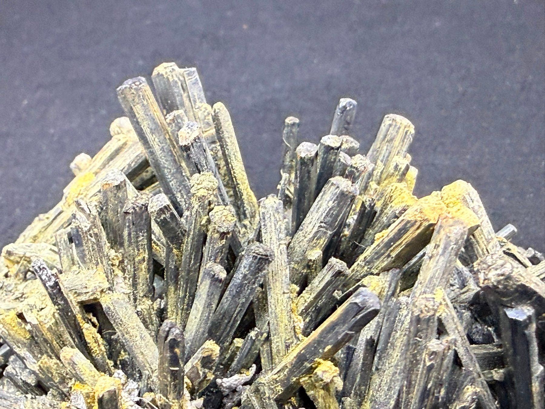 Minerali & Pietre curative: Stibnit mit Stibiconit Überzug – Usato da Schinznach Bad venduto da Demerald 6