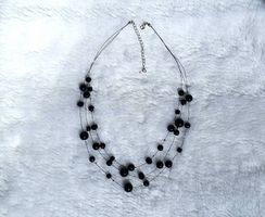 Kette mit schwarze Steine