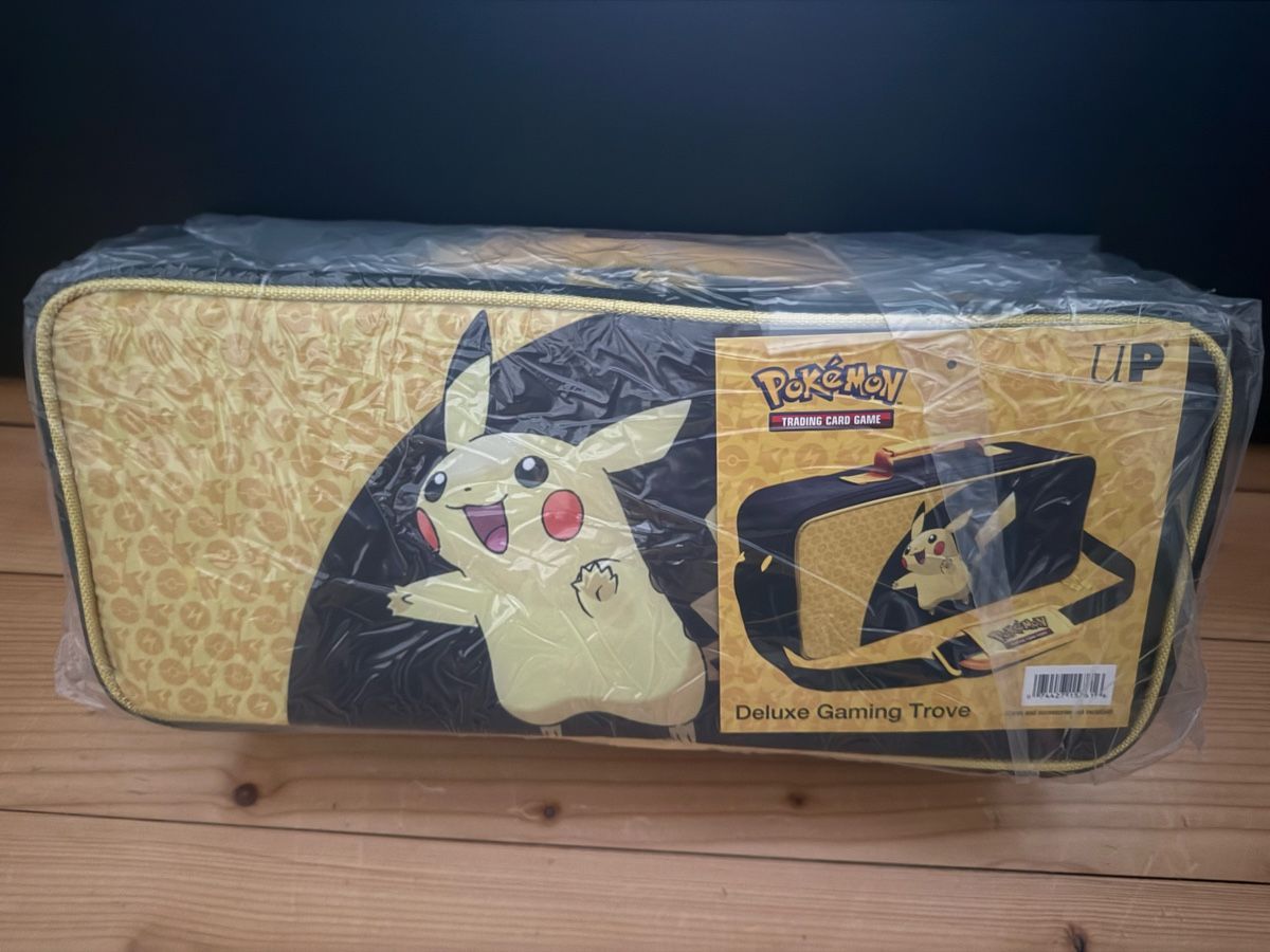 Pokémon Sammelbilder & Trading cards: Pokémon - Pikachu Deluxe Tasche – Neu und originalverpackt aus Winterthur von Svrvh97