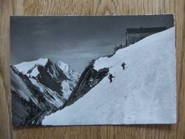 Bergsteiger beim Aufstieg zur Lötschenhütte Lötschental