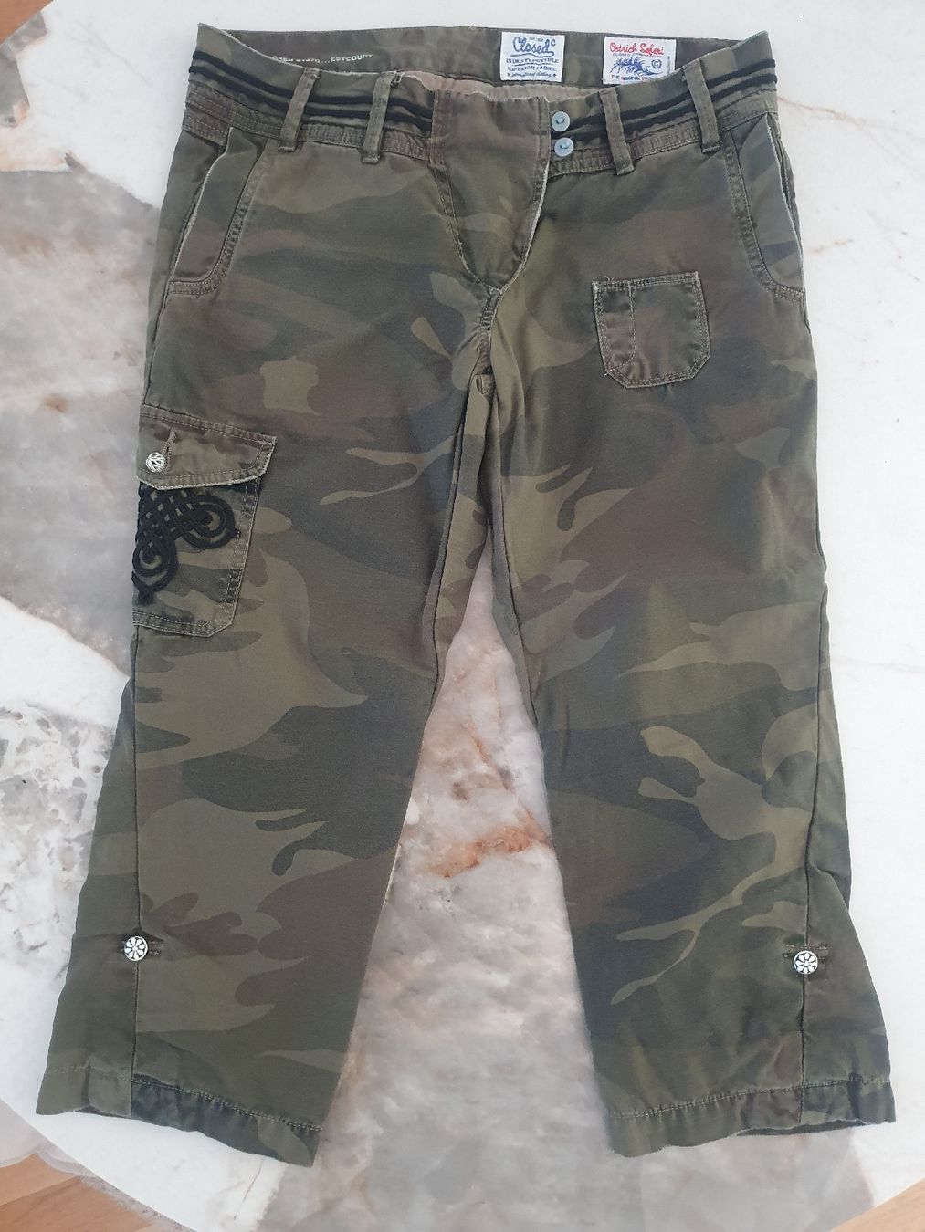 Closed Pantaloni: CLOSED Camouflage 3/4 Hose Gr. 38 – Usato da Horgen venduto da webcaro411 1