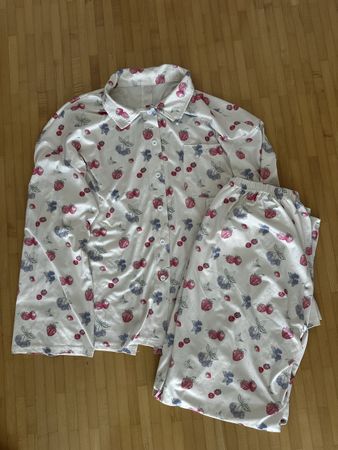 Pyjama mit Beeren
