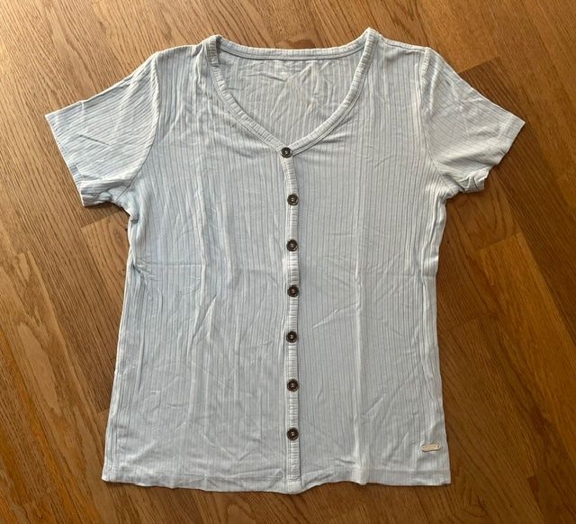 T-shirt: Herziges Shirt hellblau mit Knöpfen – Usato da Steinmaur venduto da Dyleila