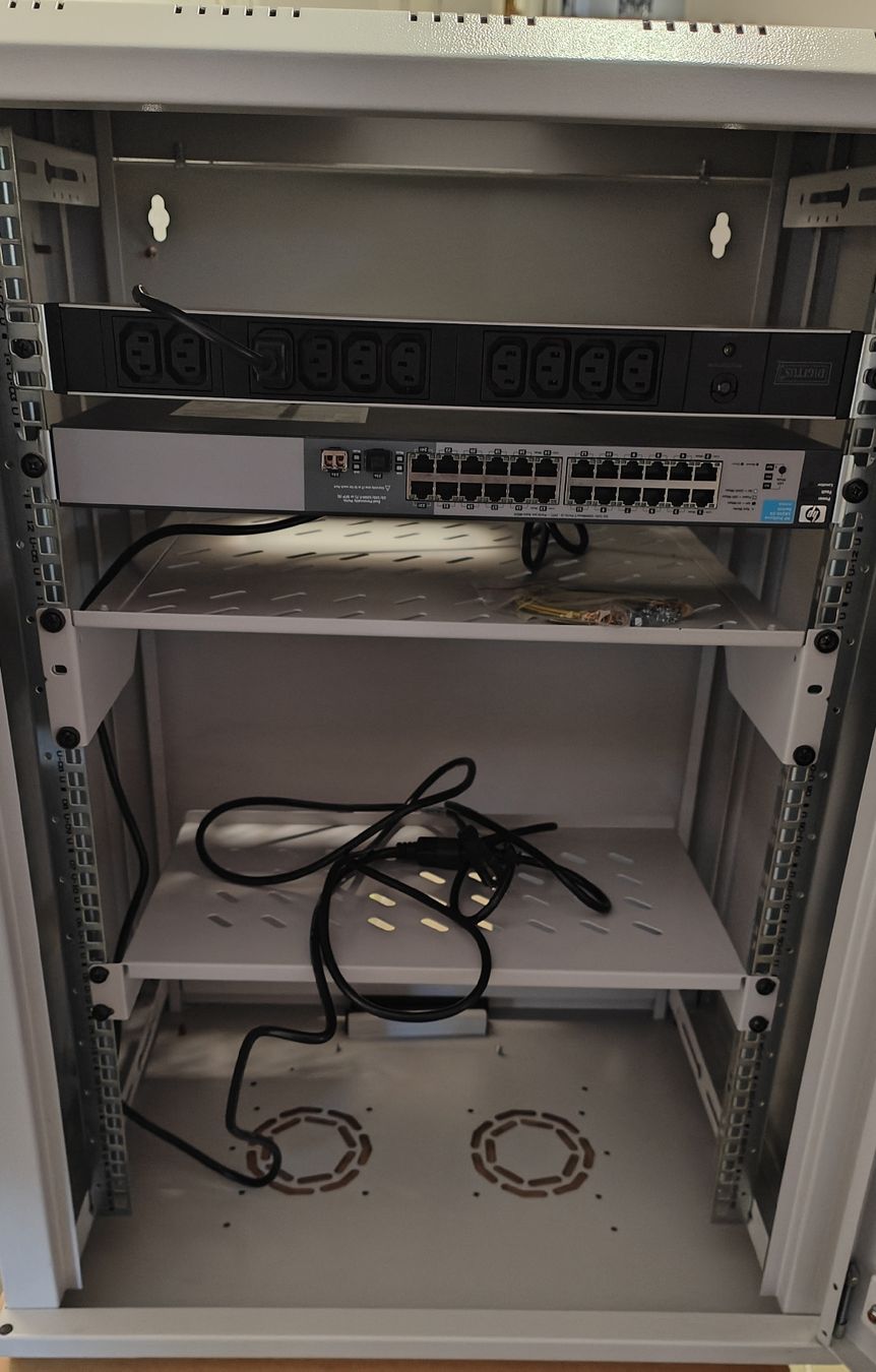 Racks & Supports: Netzwerk Rack 19zoll mit Hp Switch – D'occasion à Langnau i. E. par Michu-8 3