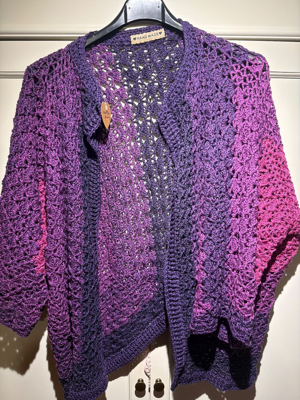 Giacche: STRICKJACKE LILA-EINZELSTÜCK,HANDGESTRICKT – Nuovo e nell'imballaggio originale da Meienried venduto da ManuelaBoutique