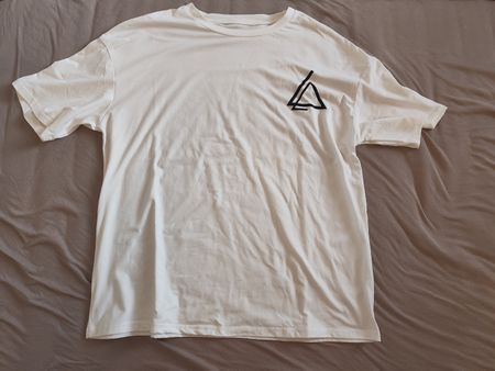 T-shirt blanc avec logo géométrique, taille M