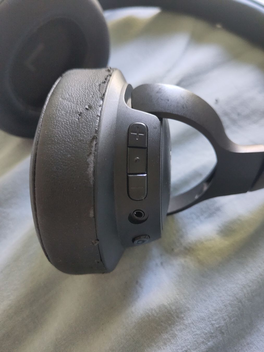 JBL Casques audio: Kopfhörer JBL Tune 710BT schwarz – D'occasion à Riedholz par mic_pq2p 1