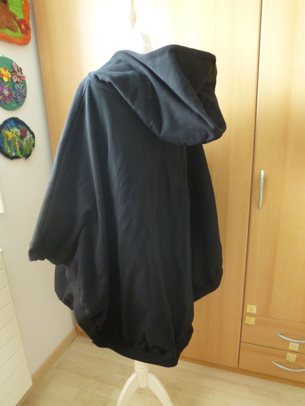 Altro in  Abbigliamento & Accessori: schwarzer onesize Kapuzen-Poncho /  Cape – Usato da Dättlikon venduto da Mamakuga 1
