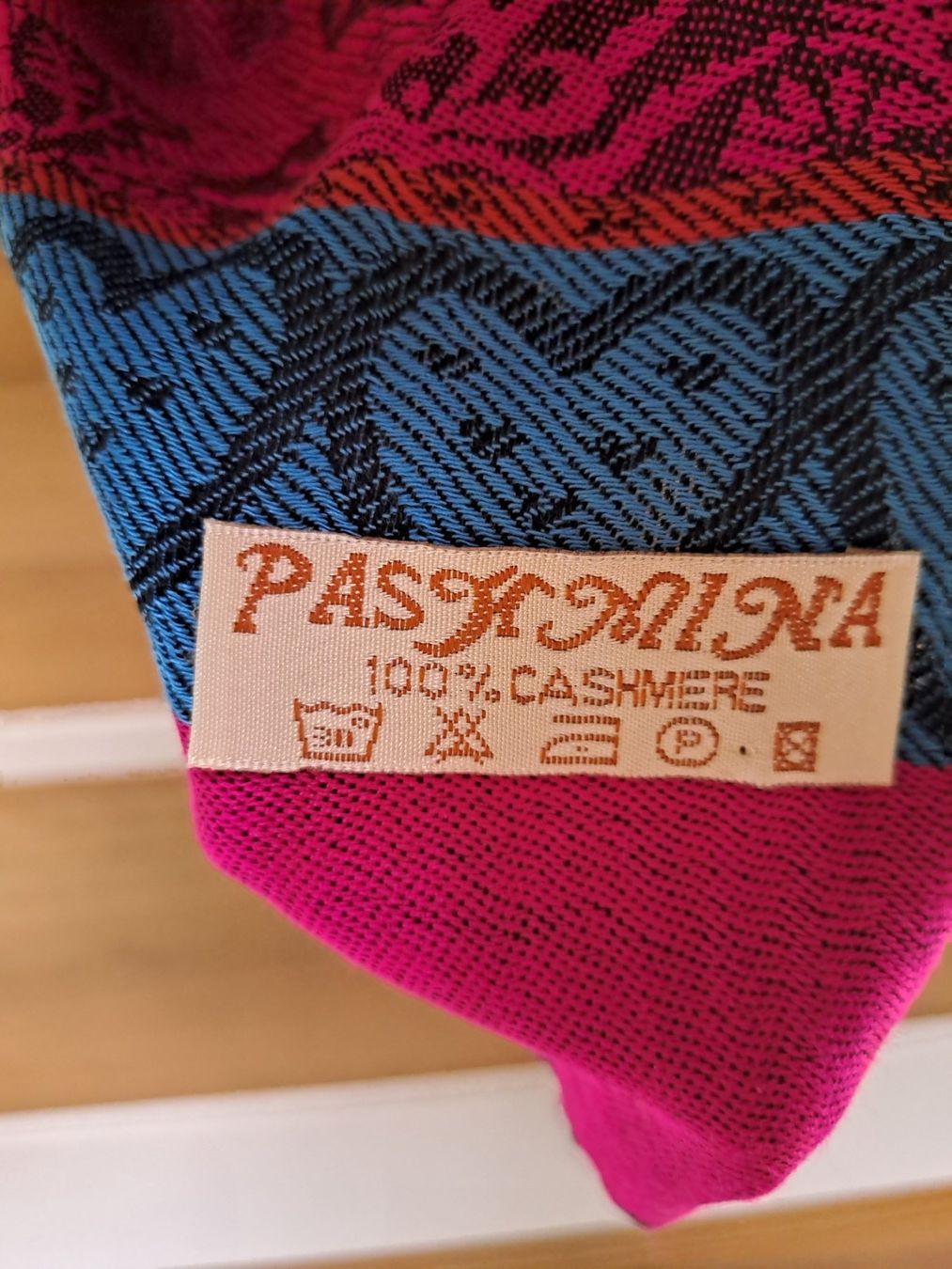 Foulards, Tücher & Schals: Cashmere-Schal, pink mit Ethno-Muster und Fransen – Gebraucht aus Volketswil von ronbons 4