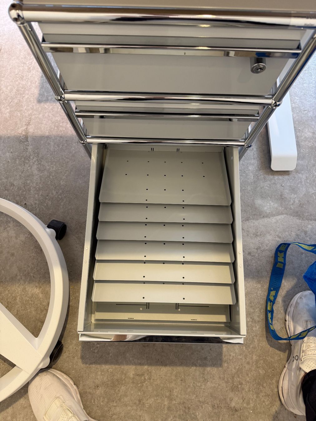 USM Banconi: USM Haller Rollcontainer, lichtgrau - super Zustand – Usato da Zürich venduto da ortigia 4
