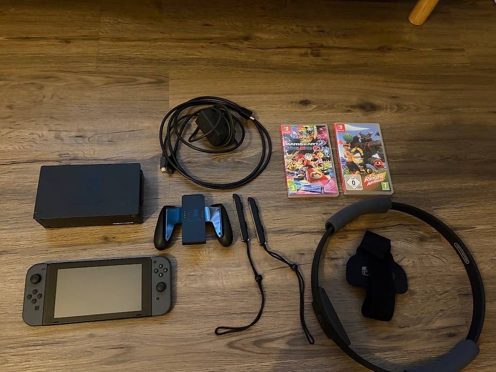 Nintendo Console: Nintendo Switch Grau inkl. Ring Fit & Mario Kart – Nuovo (secondo la descrizione) da Münchwilen TG venduto da emma_J