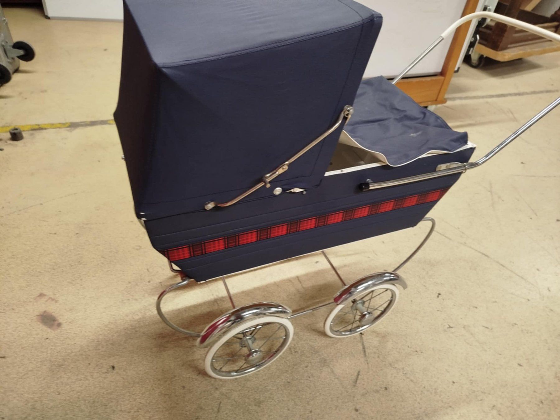 Carrozzine per bambole: Ancienne poussette pour  poupée ( nr 3 ) – Usato da La Chaux-de-Fonds venduto da Emmaus2300CDF