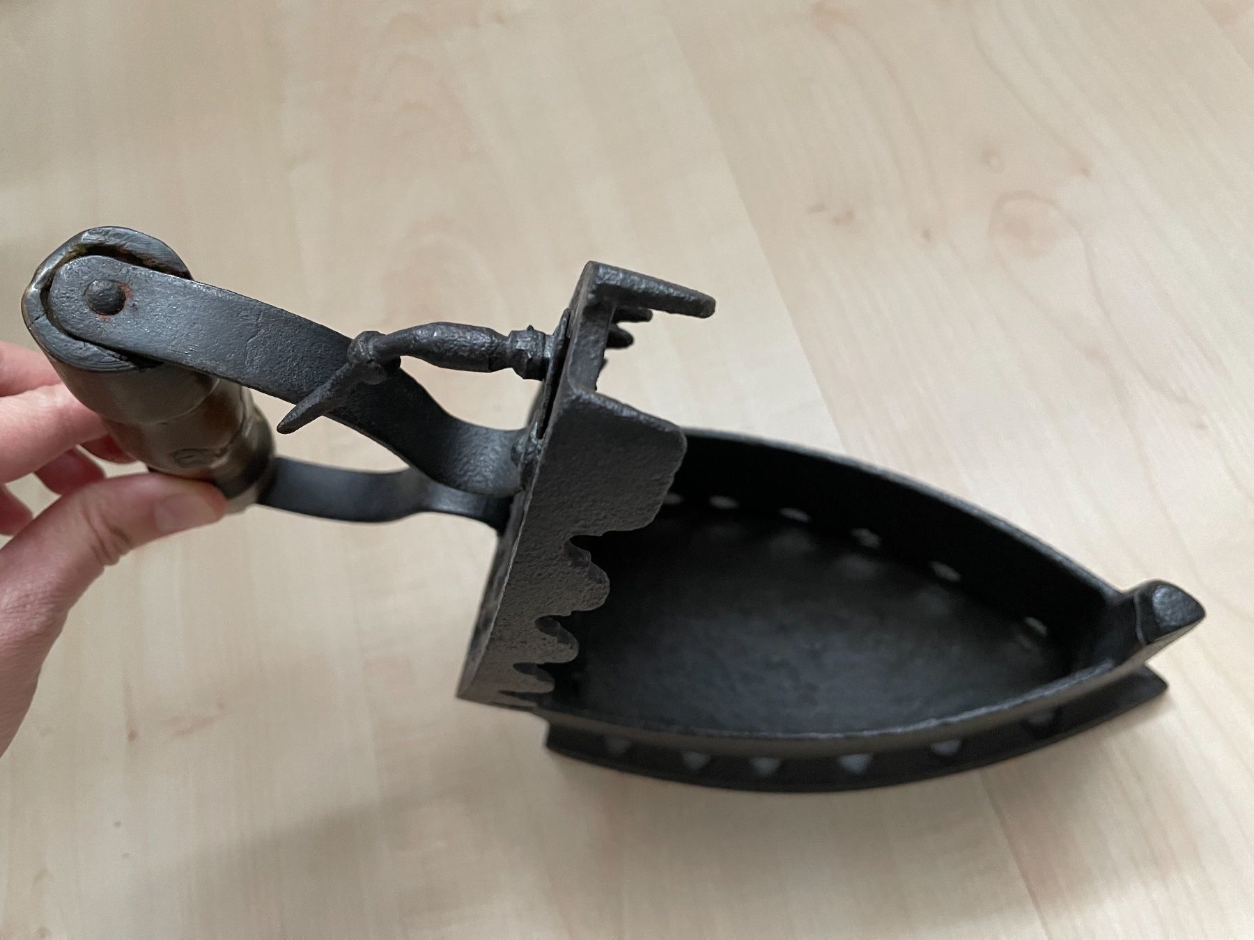 Bügeleisen: Antikes Kohle-Bügeleisen, Original – Gebraucht aus Wilderswil von Renaissance1 4
