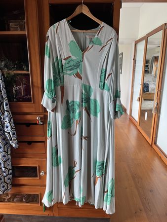 Langes Figur schmeichelndes Kleid 48