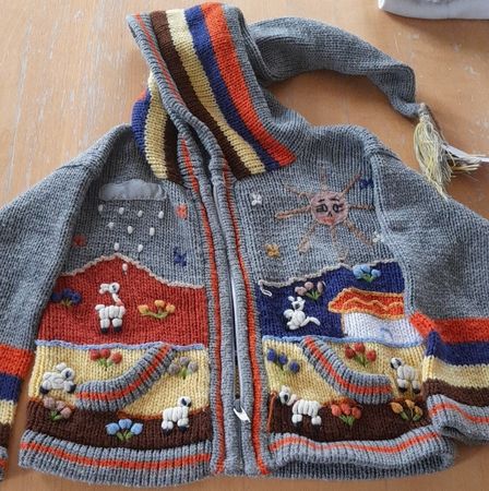 Strickjacke 80/86 mit langer Kapuze, schöne Stickereien 
