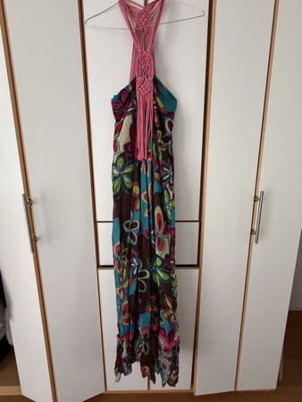 Langes besticktes Sommerkleid