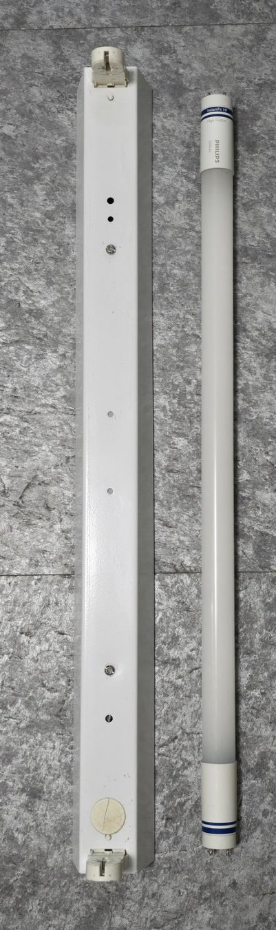 LED-Leuchtstoffröhre T8, 60cm mit Halterung von REGENT (D'occasion) à ...