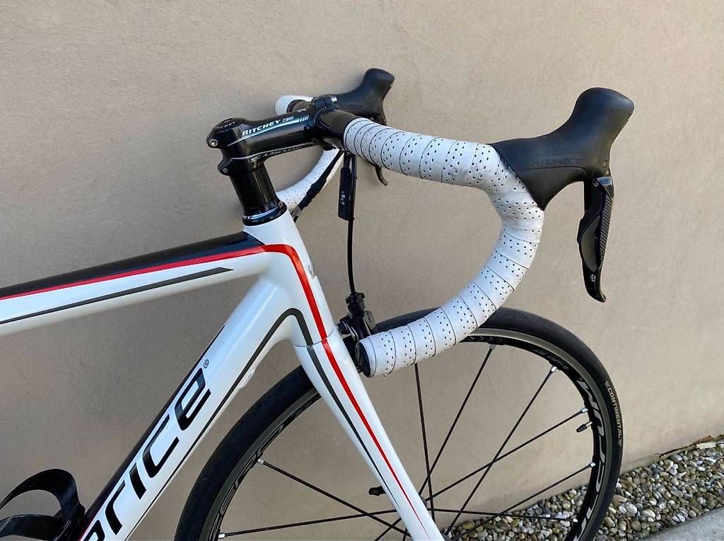 Velos: Vélo de route - full Carbon - Price Premium – Gebraucht aus La Chaux-de-Fonds von Stamper0 2