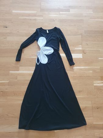 Schwarzes Maxikleid mit Cut-Out