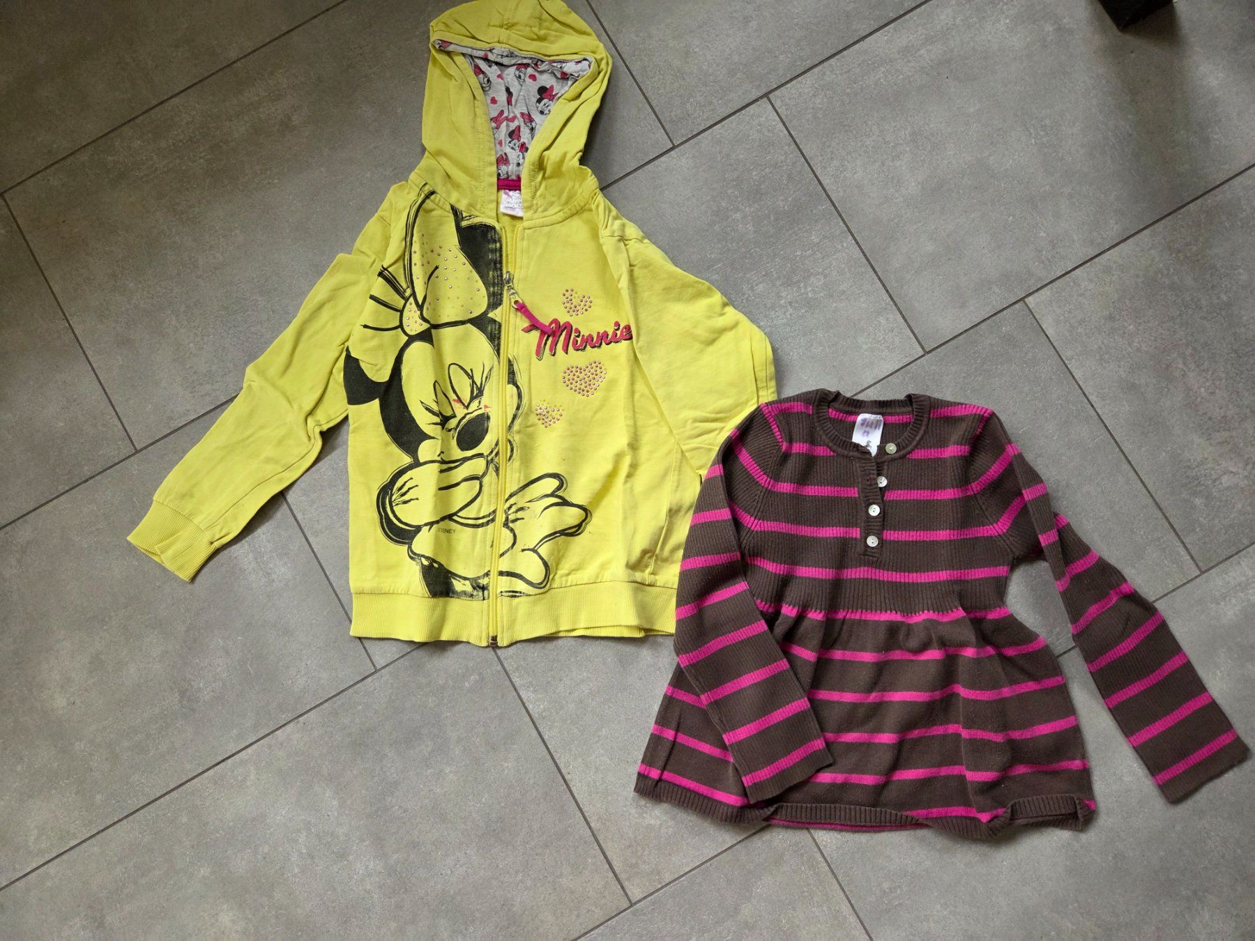 Lotti & Set di vestiti: 10- teiliges Kleiderpaket Grösse 122 – Usato da Wiesendangen venduto da troawus 1