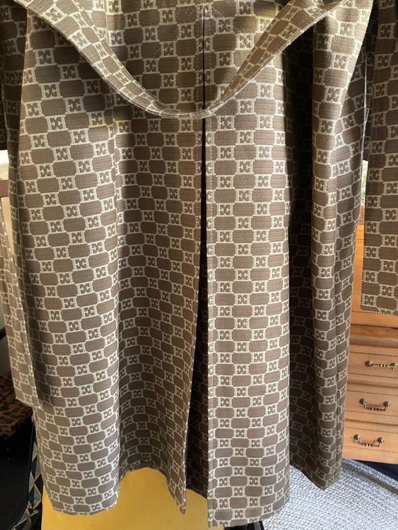Escada Cappotti: ESCADA Luxuriöser Trenchcoat beige Monogramm – Nuovo (secondo la descrizione) da Zürich venduto da STYLEHAUS 5