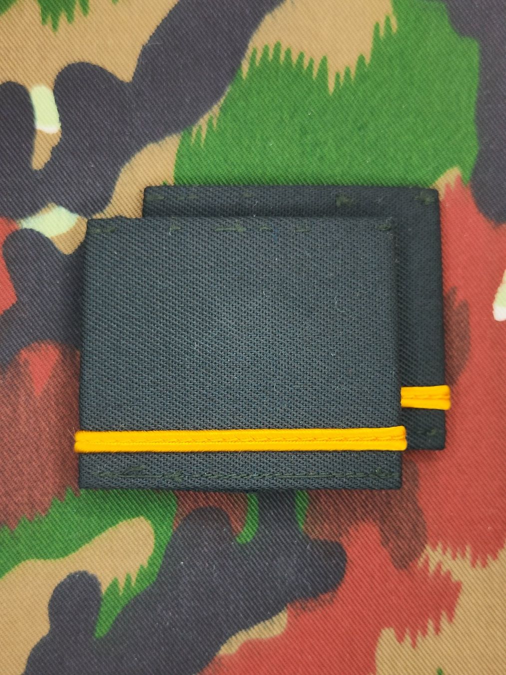 Plaketten & Abzeichen: Schulterpatten Leutnant Set, Variante 2 – Gebraucht aus Bauma von SwissMilitaria