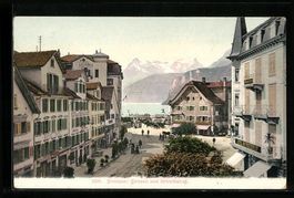 Brunnen, Strassenbild mit Pension und Ur