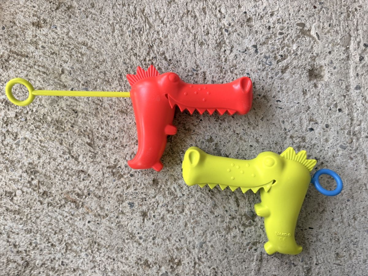 Spielzeuge: Sandspielzeug Set Crocodilien 2 Pistolen + Eis + Bagger – Gebraucht aus uster von amplid02 3