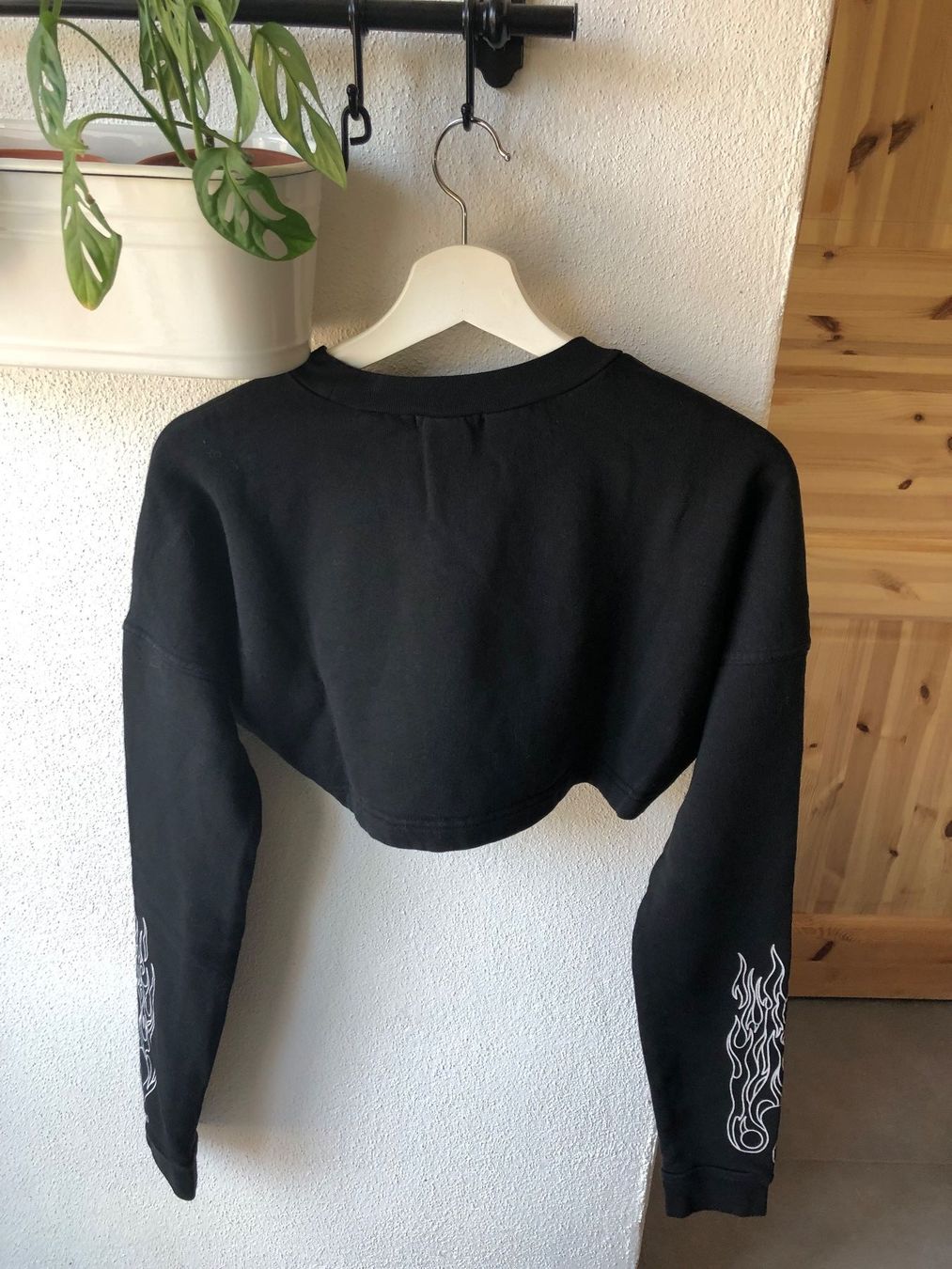 Pulls & Sweat-shirts: DOLLSKILL Fearless Pullover Crop Noir Flames S HOROSCOPEZ – D'occasion à St-Aubin FR par Tiweety 2
