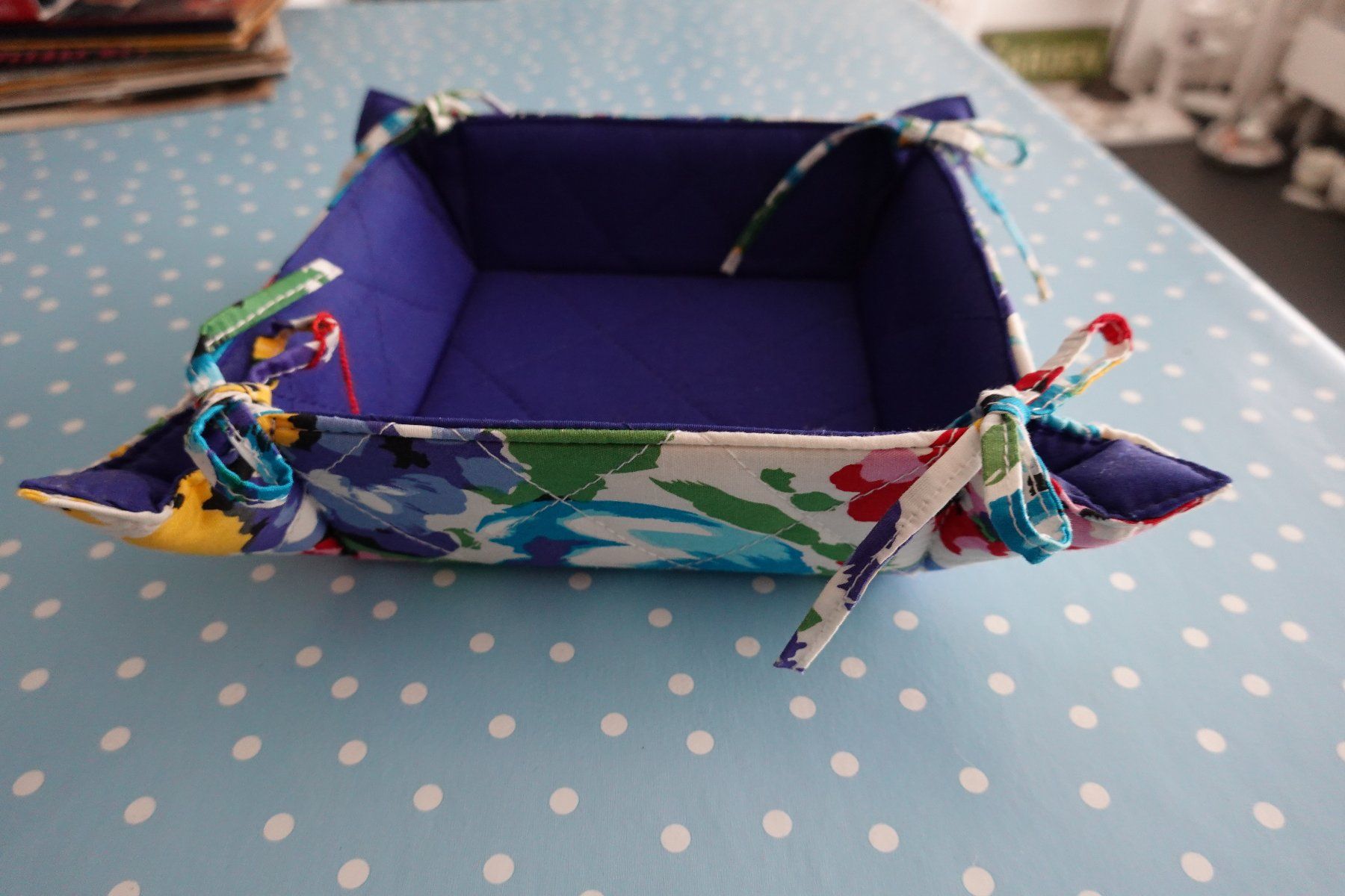 Altro per la casa: Handarbeit: Stoffkörbchen mit Blumenmuster Korb Stoff bunt – Usato da Jona venduto da simongarden 6