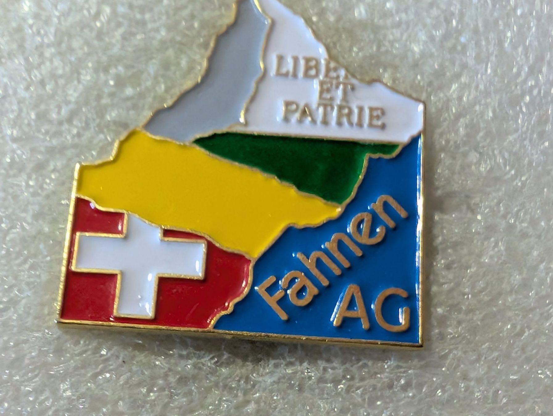 Placchette & Badge: Ansteckpin 18: Fahnen AG – Usato da Oppligen venduto da Pin-Fall-Shop