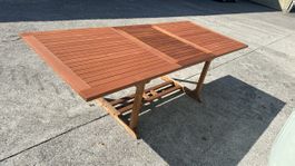 Gartentisch aus Teak Holz ausziehbar braun guter Zustand