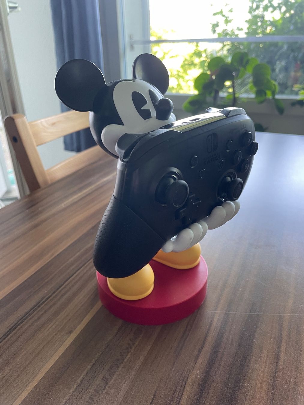 Nintendo Controller: Nintendo Switch Pro Controller + Mickey Mouse Halter – Usato da Gattikon venduto da Sunfloor