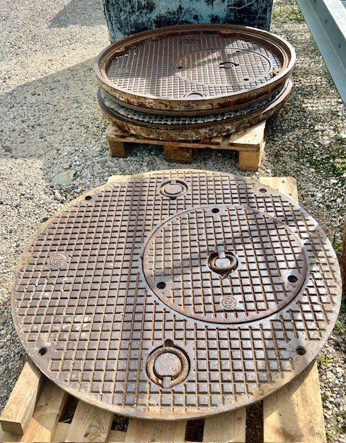 Gitter & Roste: Schachtabdeckung mit Rahmen ca. Ø 105 cm – Gebraucht aus Riedtwil von wiederverwendung 2
