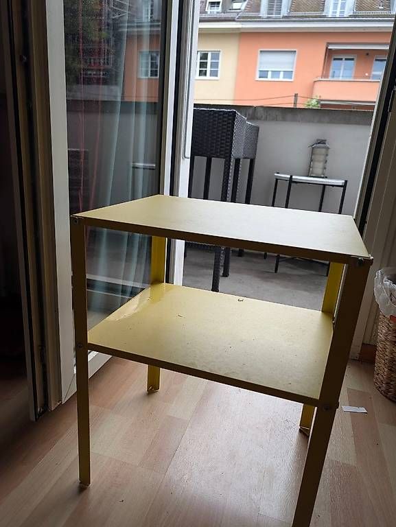 Nachttische: Nachttisch aus Metall / Metal Bedside Table – Gebraucht aus Bern von azidan