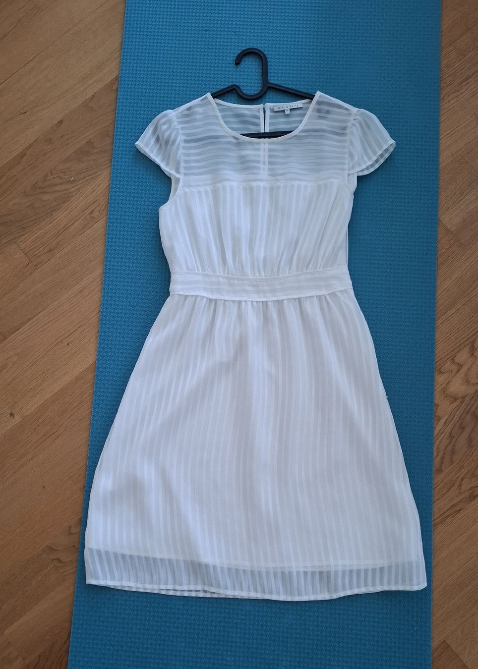 Mint & Berry Kleider: Mint & Berry Sommerkleid Weiss, Grösse 34 – Gebraucht aus Rotkreuz von PrelovedPicks