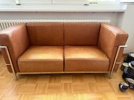 Hellbraunes Zweisitzersofa im Stil von Le Corbusier