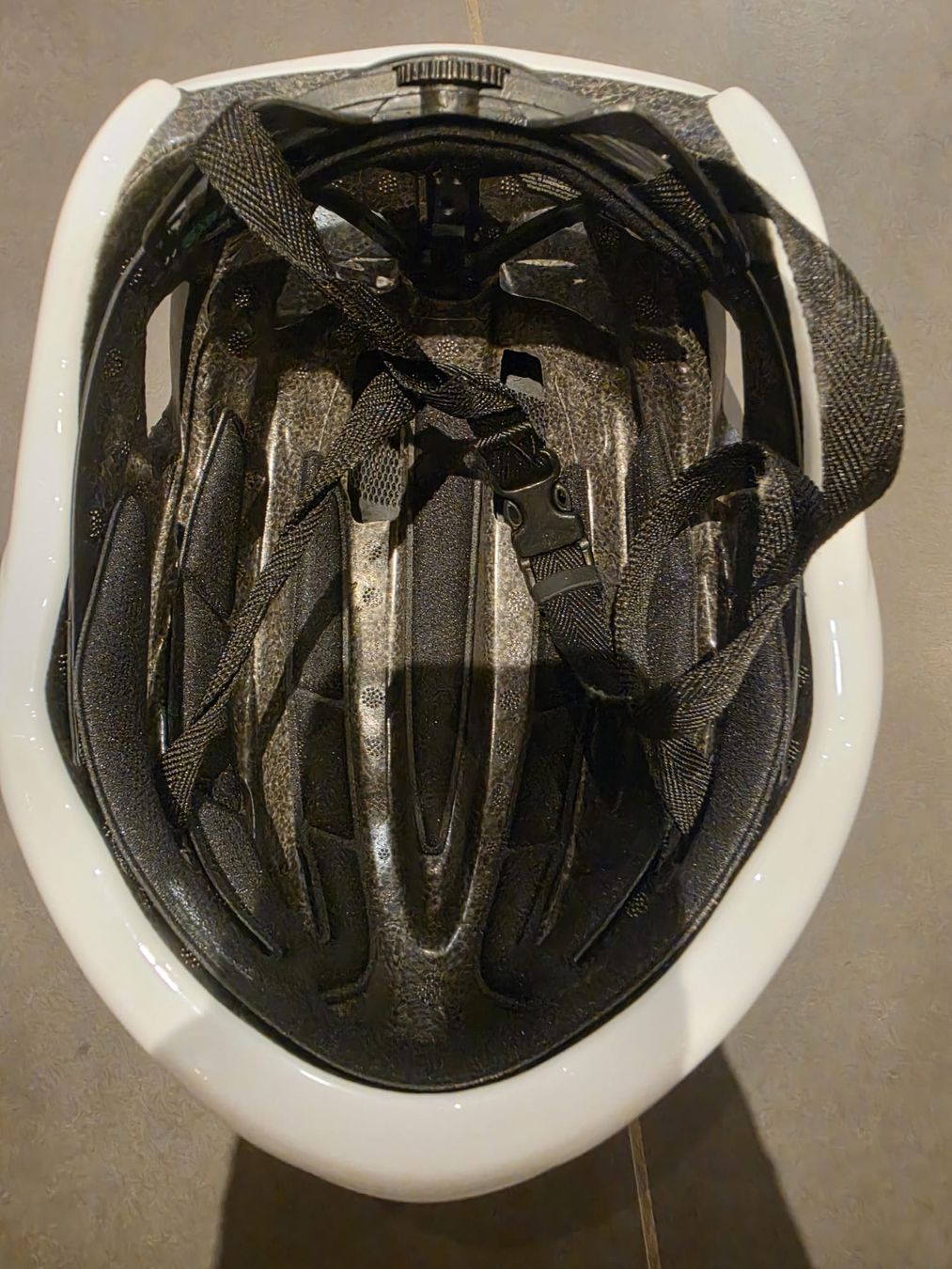Abus Caschi: Fahrradhelm ABUS Grösse M 54-60 cm neuwertig – Usato da Azmoos venduto da ang_76bt 2