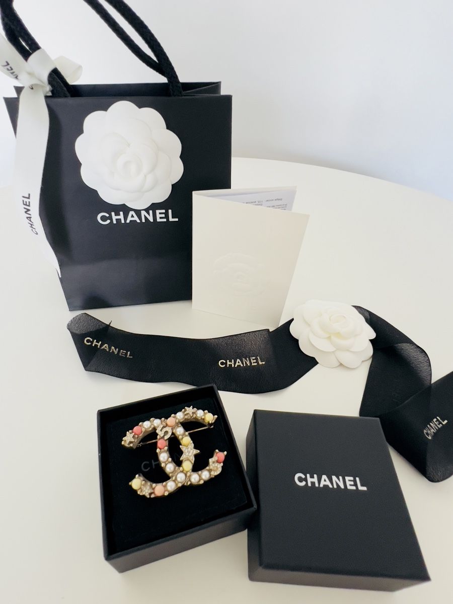 Chanel Spille & Fermagli: Chanel Brosche Original – Nuovo (secondo la descrizione) da Zürich venduto da VicParis5