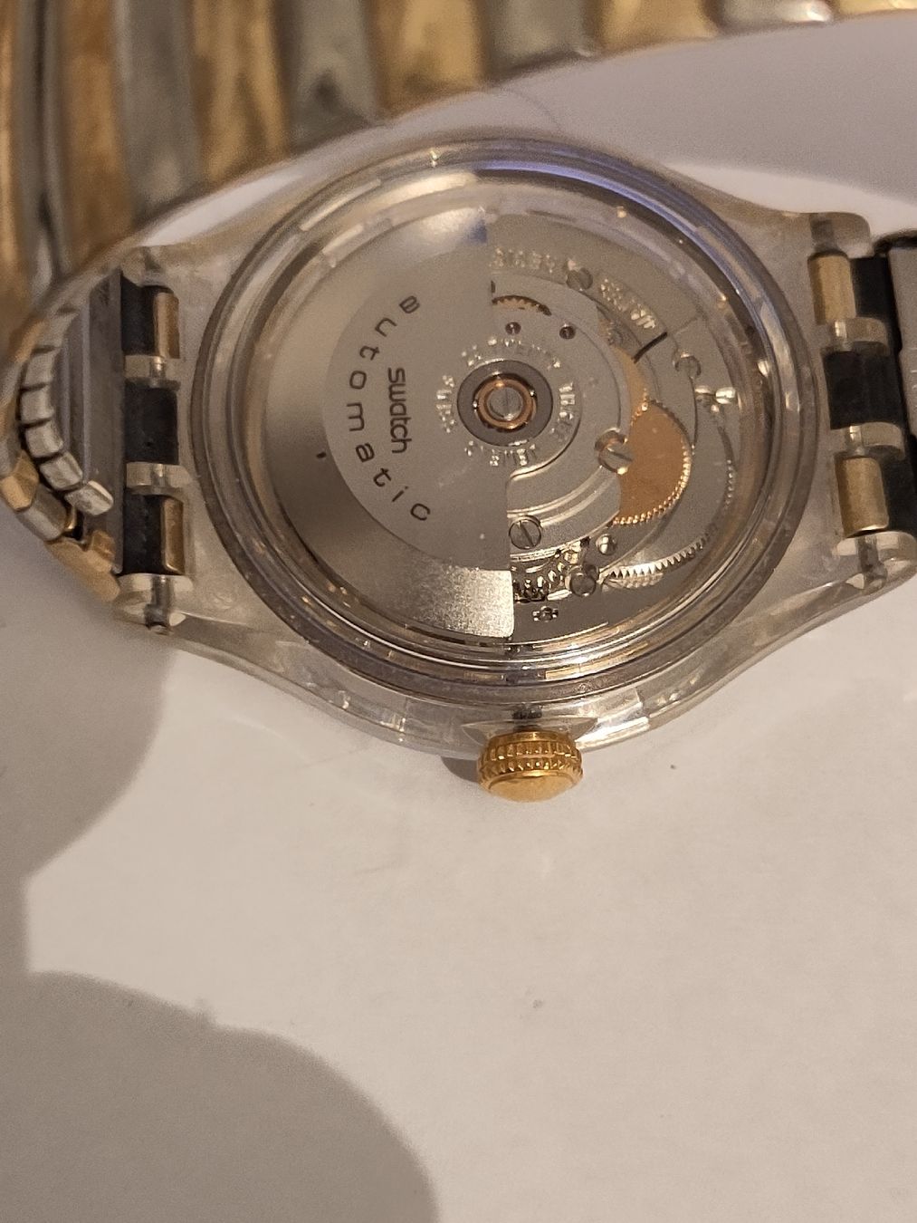 Swatch Orologi: Swatch Uhr mit Kalenderfunktion goldfarben transparent – Usato da Höri venduto da Samsa9 1