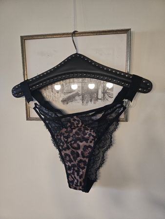 Panty in Leo Print und Schwarzer Spitze Grösse L