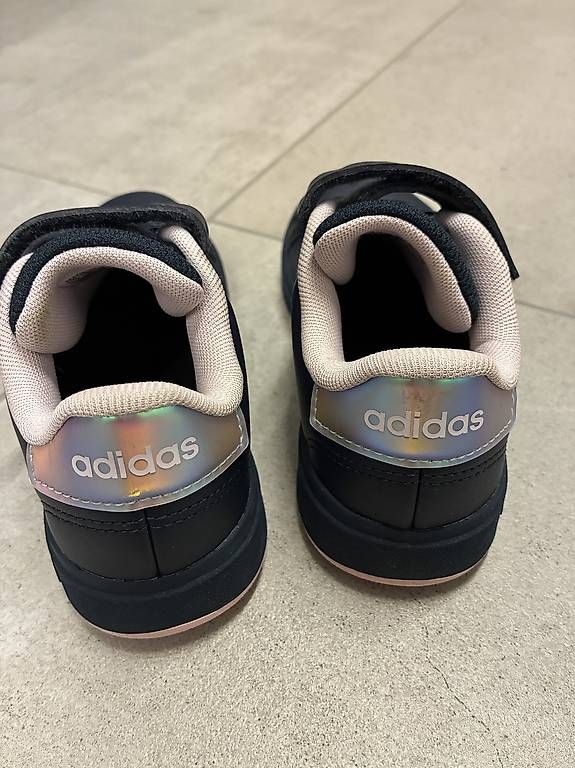 Adidas Chaussures filles: Adidas Turnschuhe Gr. 29 – D'occasion à Bütschwil par kiandra86 2