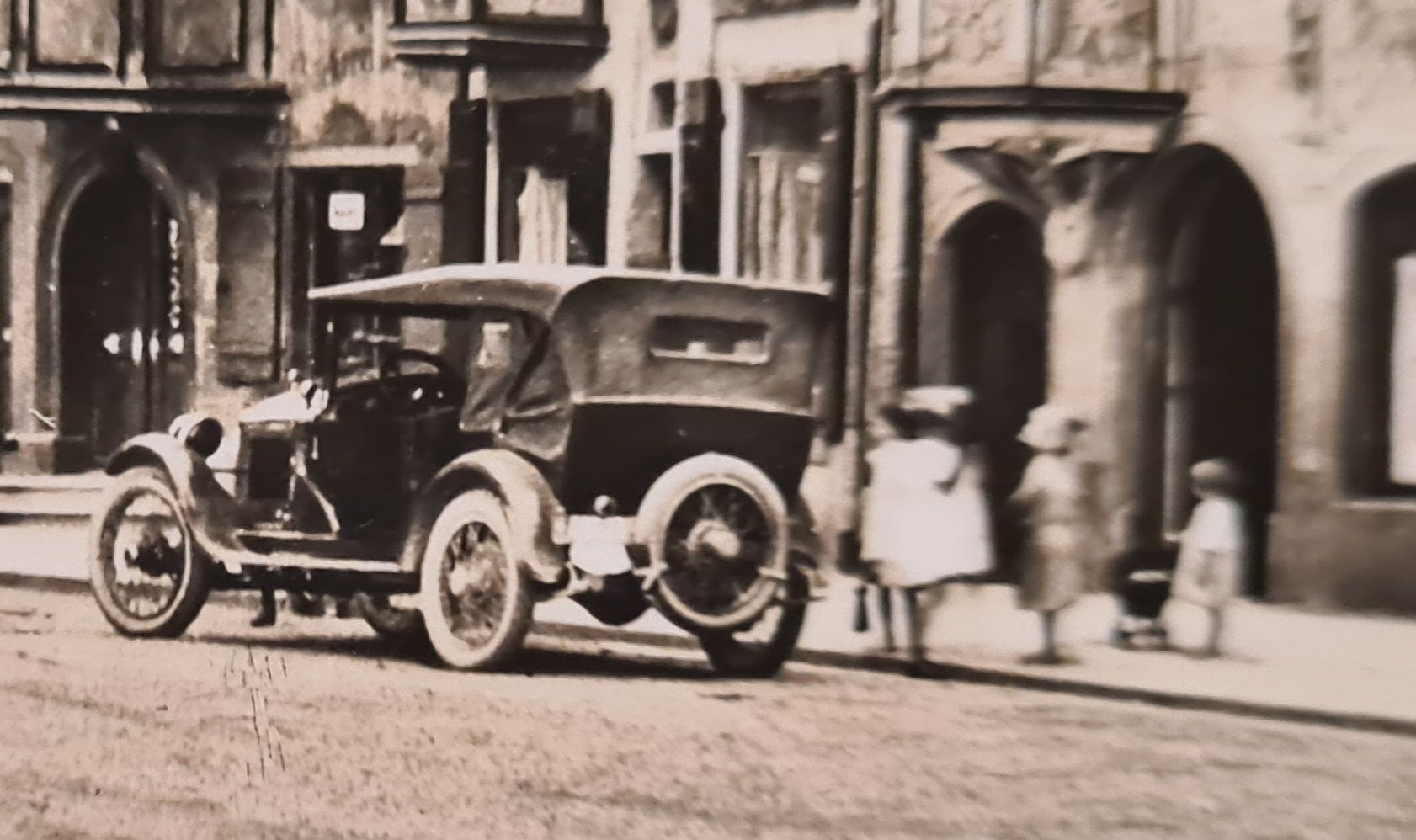 Cartoline postali: Stein am Rhein mit Oldtimer, Rathausplatz 1933 – Usato da Ebikon venduto da Donar50 1