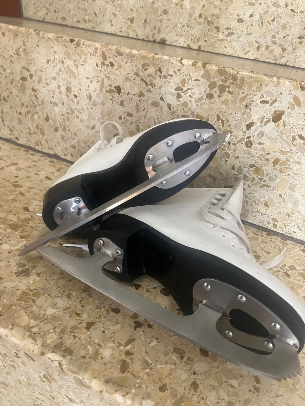 Pattini da ghiaccio: Patins à glace taille 32 – Usato da Cressier NE venduto da rockpat 1