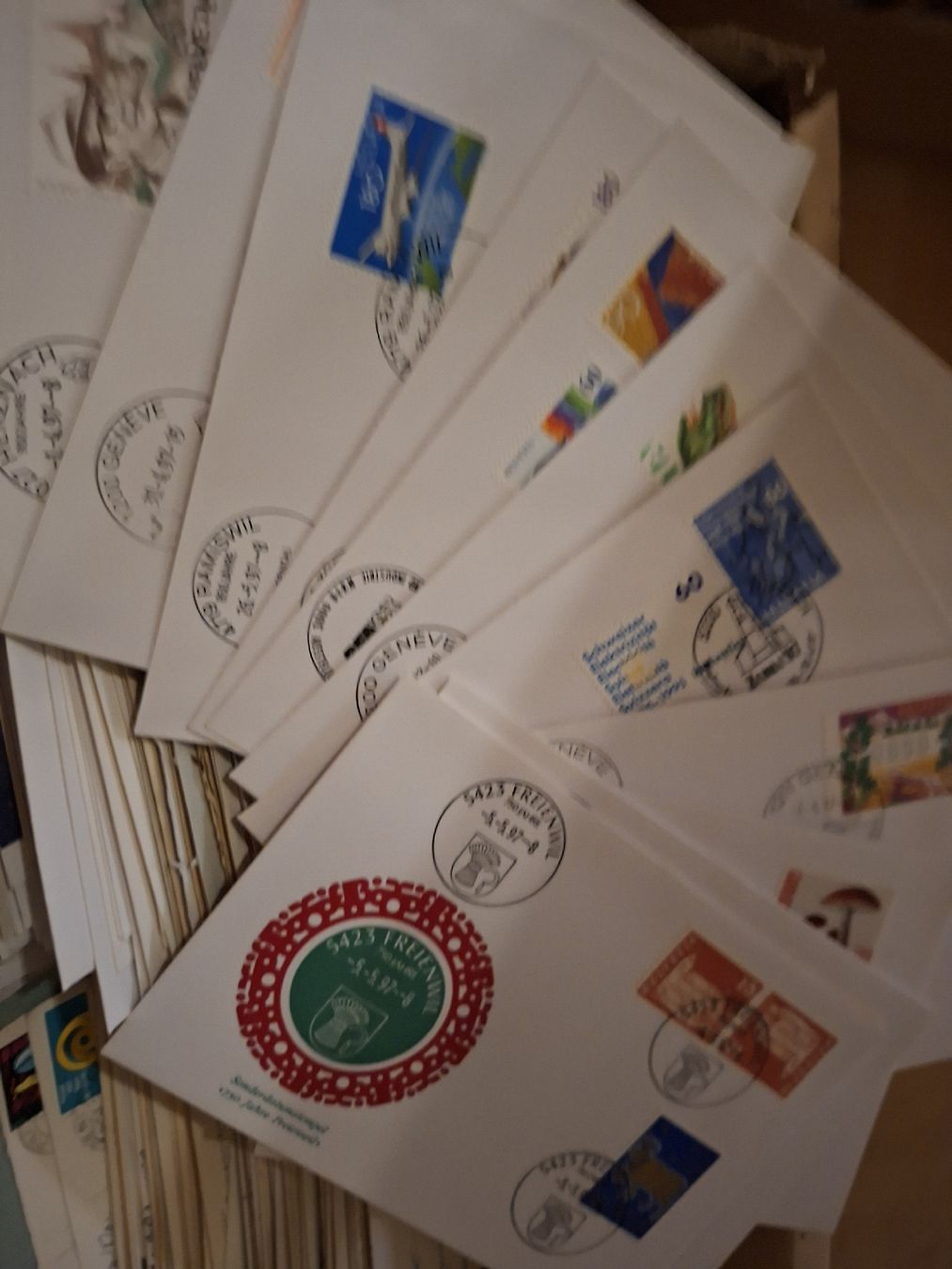 Alle Briefmarken: Schachtel voll mit Belege / Briefe eca  – Gebraucht aus Balgach von SIMEON27 7