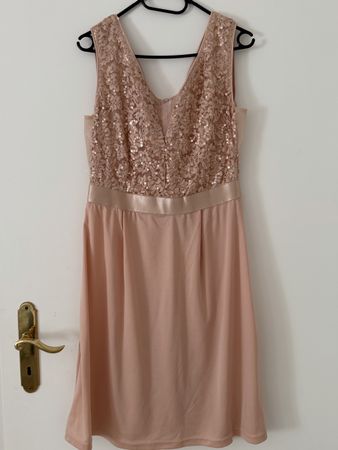 Robe rose avec paillettes et dentelle taille 40